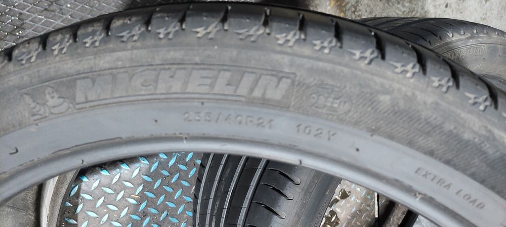 Pneus 255/40/21  semi novos