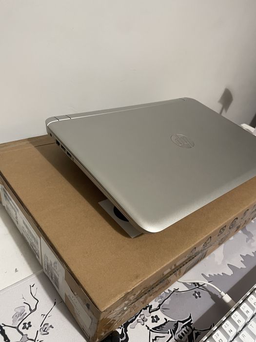 Notebook na caixa muito conservado