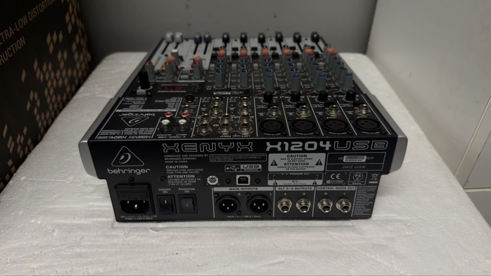 Mesa mistura Behringer XENYX X1204USB