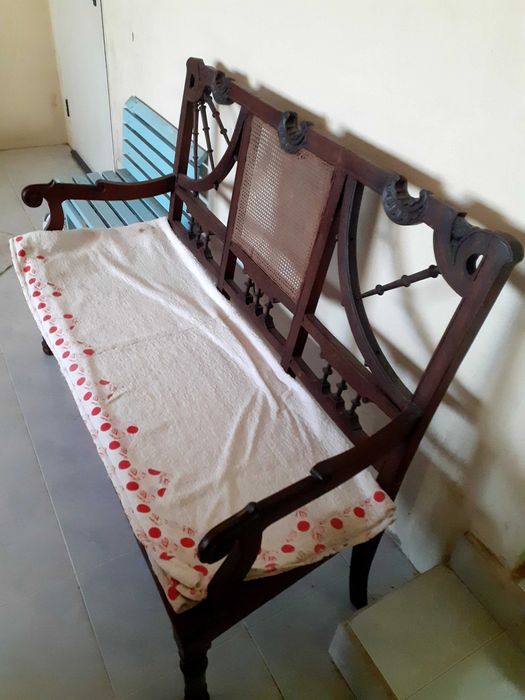Canapé antigo em ótimo estado.