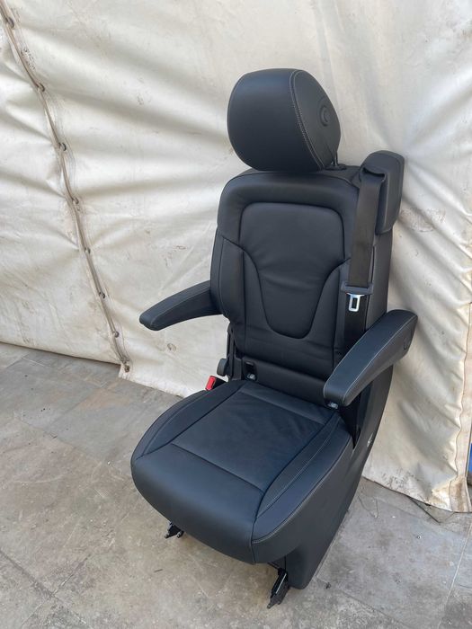 Vendo 2 Cadeiras e uma mesa para Mercedes V-Class