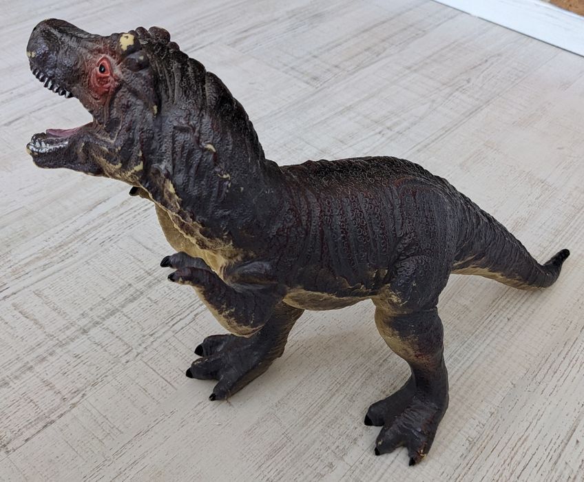 Duży gumowy dinozaur Tyranozaur