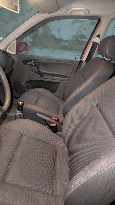 Estou vendendo um carro Polo de 2000.