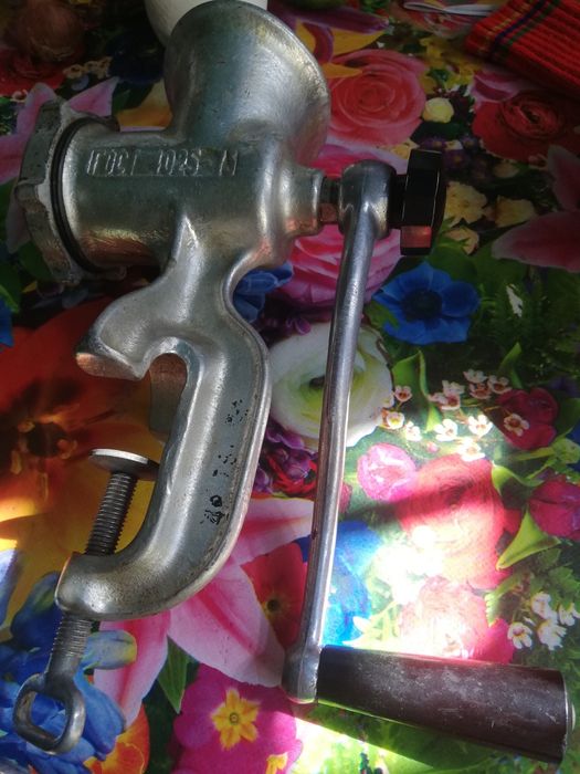 Мясорубка  и запасные части. продам.