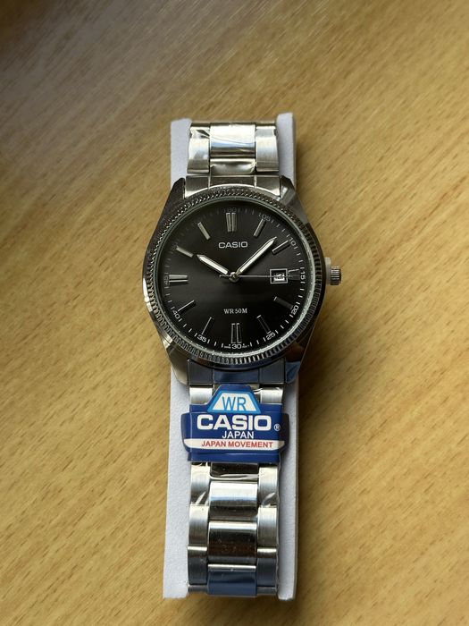 Nowy zegarek męski CASIO WR 50M – srebrna bransoleta, czarna tarcza