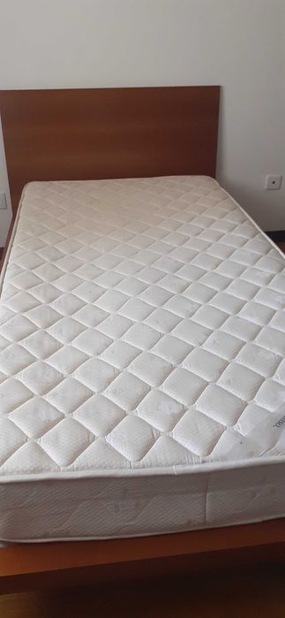 Cama de solteiro em madeira maciça