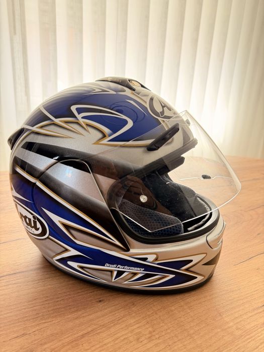 Capacetes Arai e Shoei