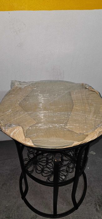 Cama, colchão e duas mesas de cabeceira