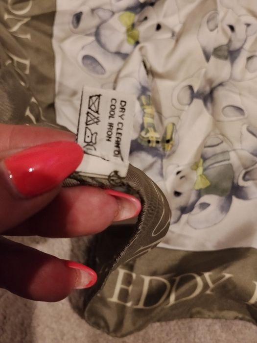 Sprzedam jedwabna apaszkę furla