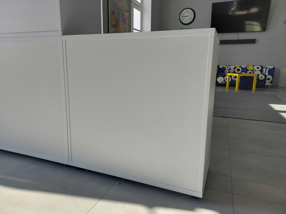 Biała szafka biurowa zamykana na klucz – 80 × 40 × 80 cm