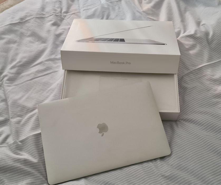 MacBook Pro Retina 15.4 inch OctaCore i9 - 16GB - SSD 500GB