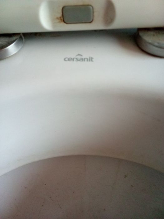 WC Cersanit  kompaktowy z deską samoopadajaca.
