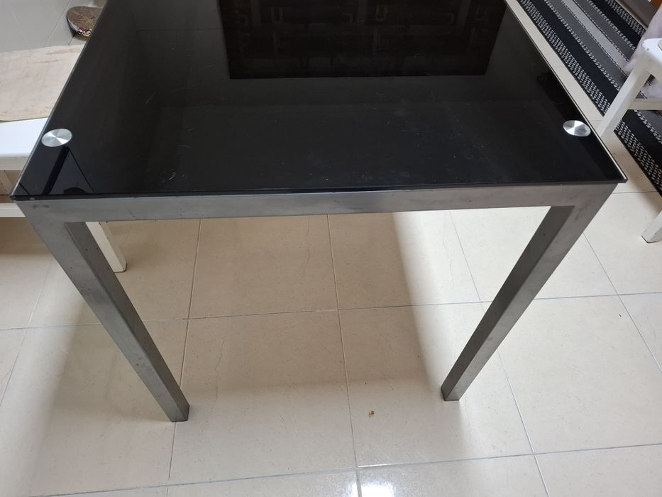 Mesa de cozinha com tampo em vidro preto temperado 110x70