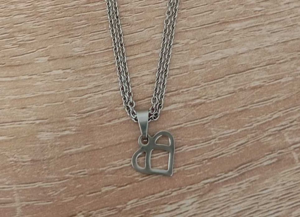 Fio em Aço com duas voltas e pendente Coração