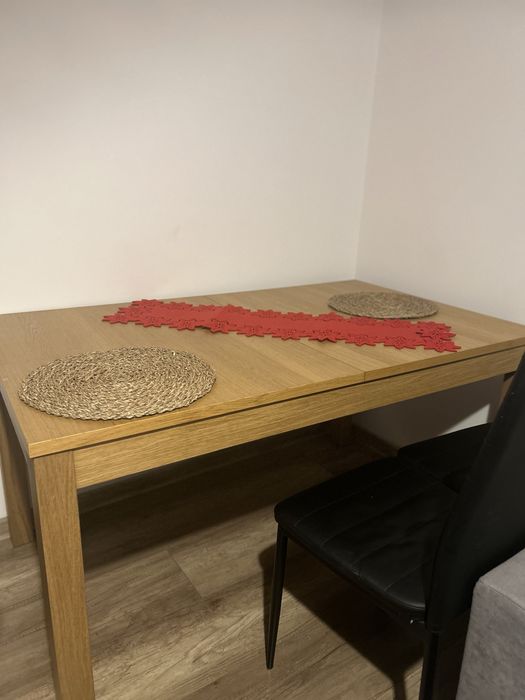 Stół z krzesłami na sprzedaż