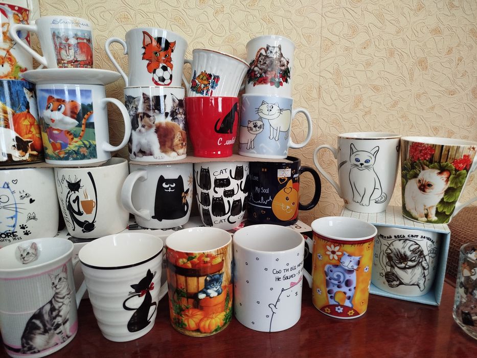 Продам колекцію чашок з рисунком - котики.