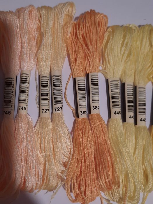 20 meadas de fio para bordado e costura B. Artesanato