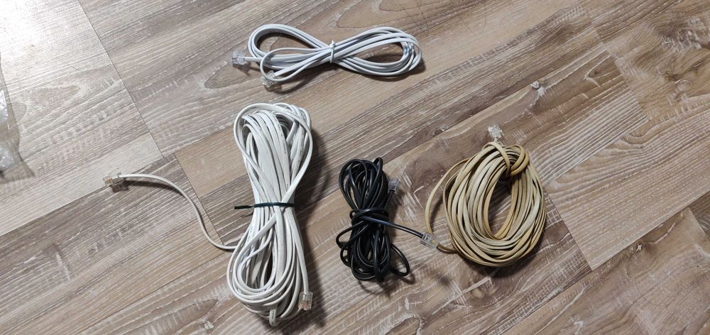 Conjunto de cabos e adaptadores variados (USB, multimédia, energia)