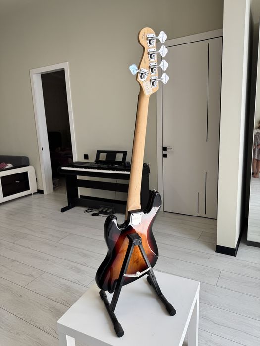 Бас Гітара SQUIER By FENDER  5 струнка!!!
