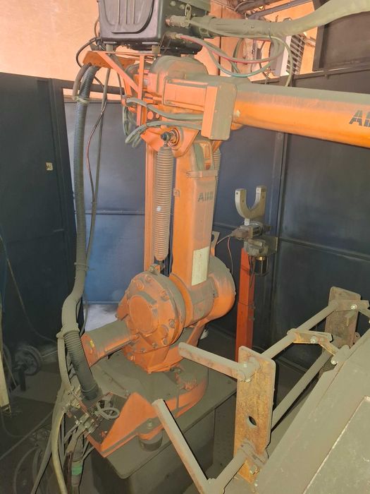 Cela spawalnicza dwustanowiskowa z robotem