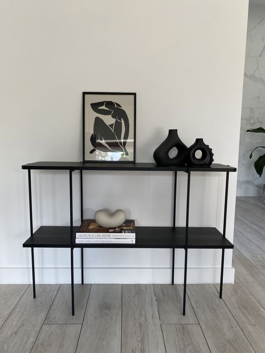 Konsola z podwójnym blatem  z metalowymi nogami.