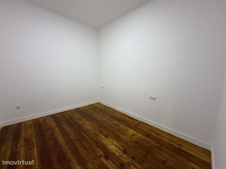 Venda de Apartamento com 7 assoalhadas na Avenida Almirante Reis