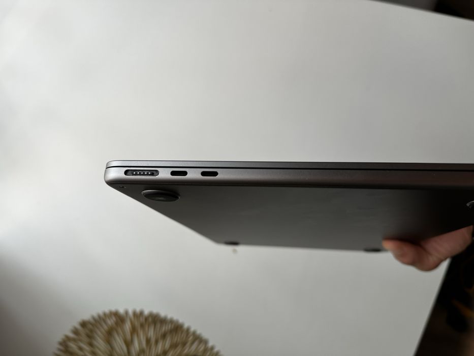 MacBook Air M2 13,6” 16GB RAM / 256GB SSD.