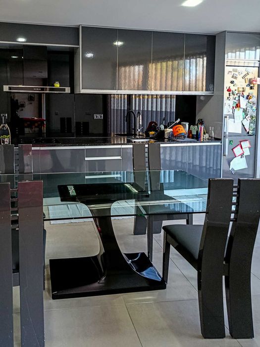 Mesa de Jantar com Vidro Temperado + Conjunto de Cadeiras