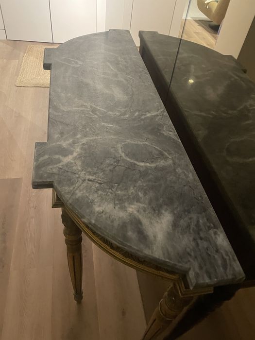 Consola antiga com pedra