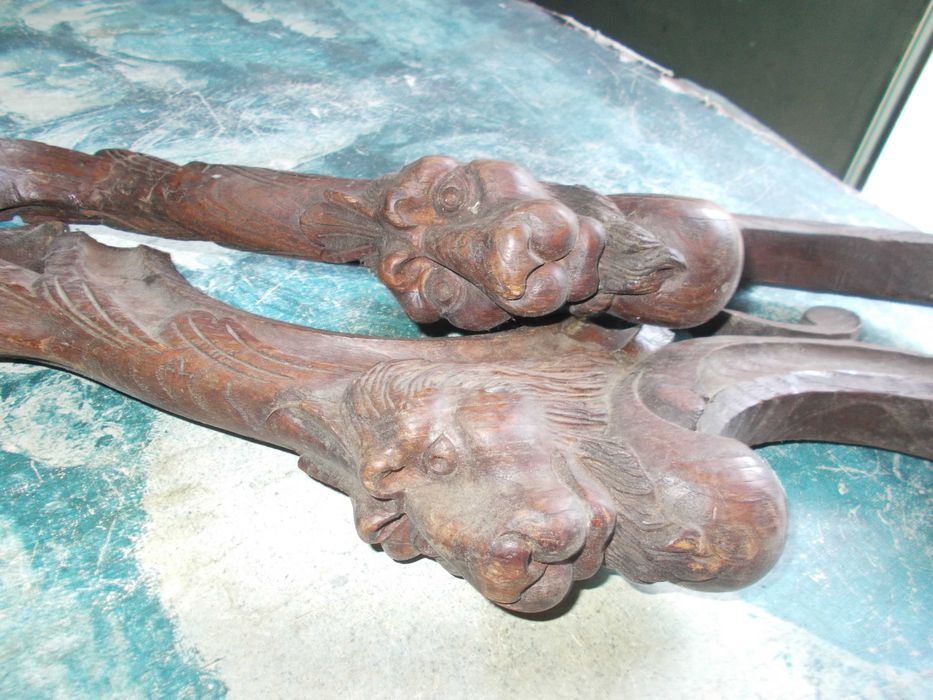 Duas cabeças de leão e dragão chinesas.  Artigo centenário.