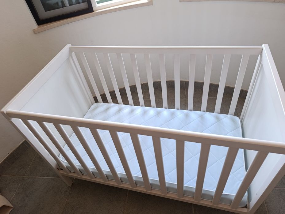 Cama de bebé branca da Ikea