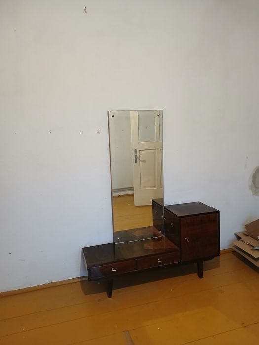Toaletka z lustrem, szafka z lustrem