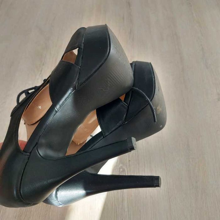 Wysokie wiązane szpilki 39