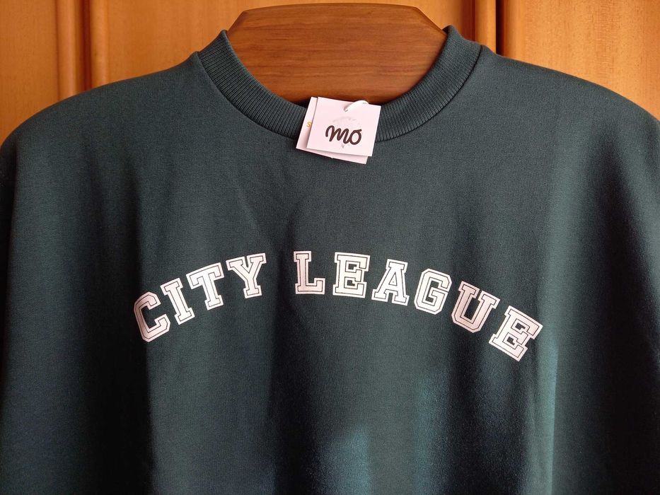 (NOVO, PORTES GRÁTIS) Sweatshirt Estampada "City League" em Verde Seco