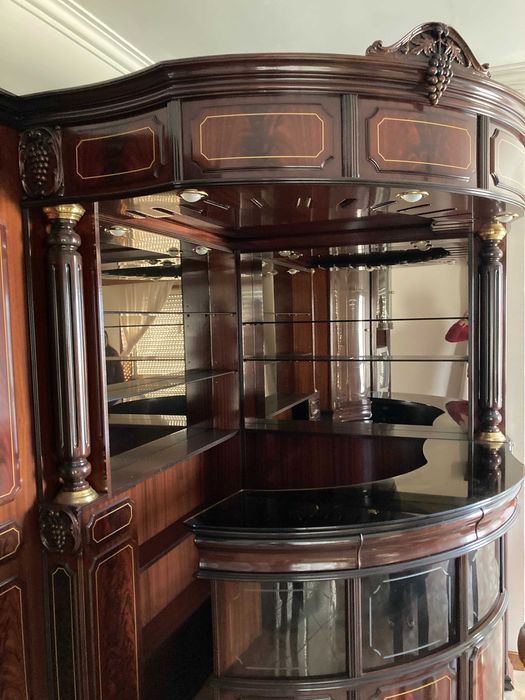 Bar de Sala em madeira com bancos