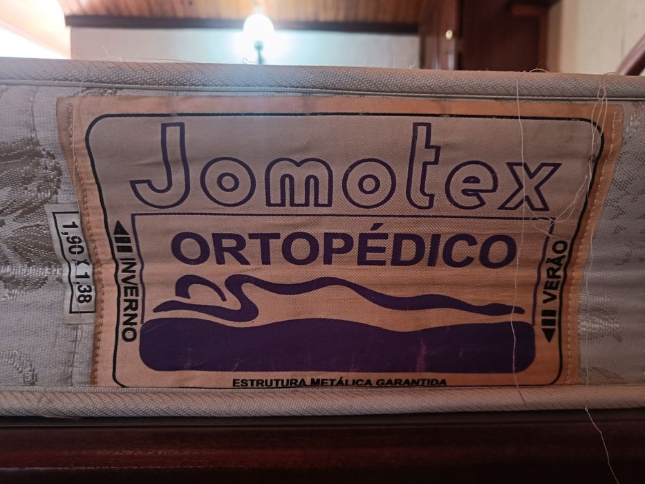 Cama de casal com mesas de cabeceira