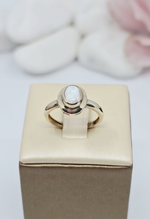 Złoty pierścionek ze sztucznym opalem próba 333 Używane