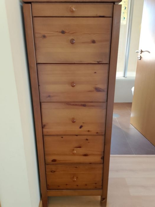 Lote de 4 Móveis em Pinho Mel – Estantes e Apoio