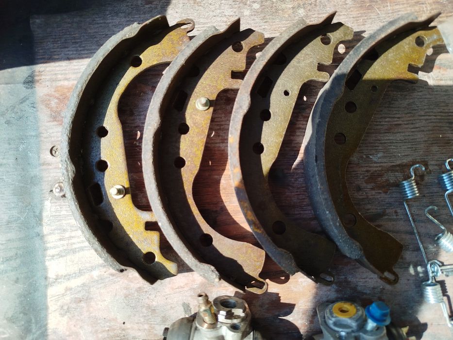 Гальмівні колодки, циліндри та пружини, ціна вказана за все разом Gely