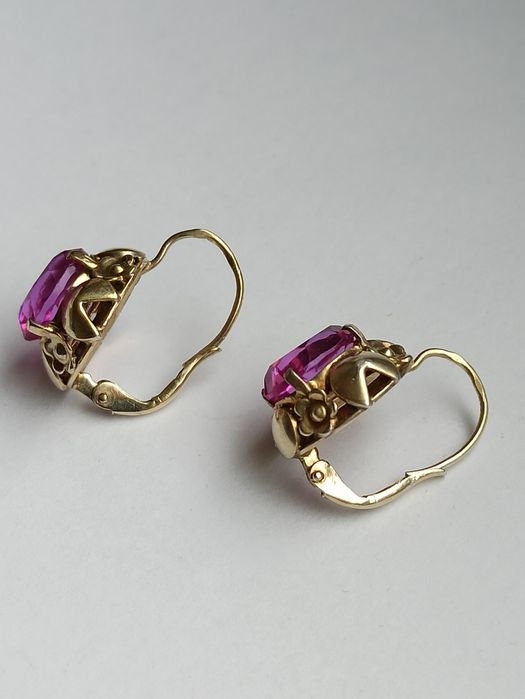 Stare pozłacane kolczyki z różowym oczkiem