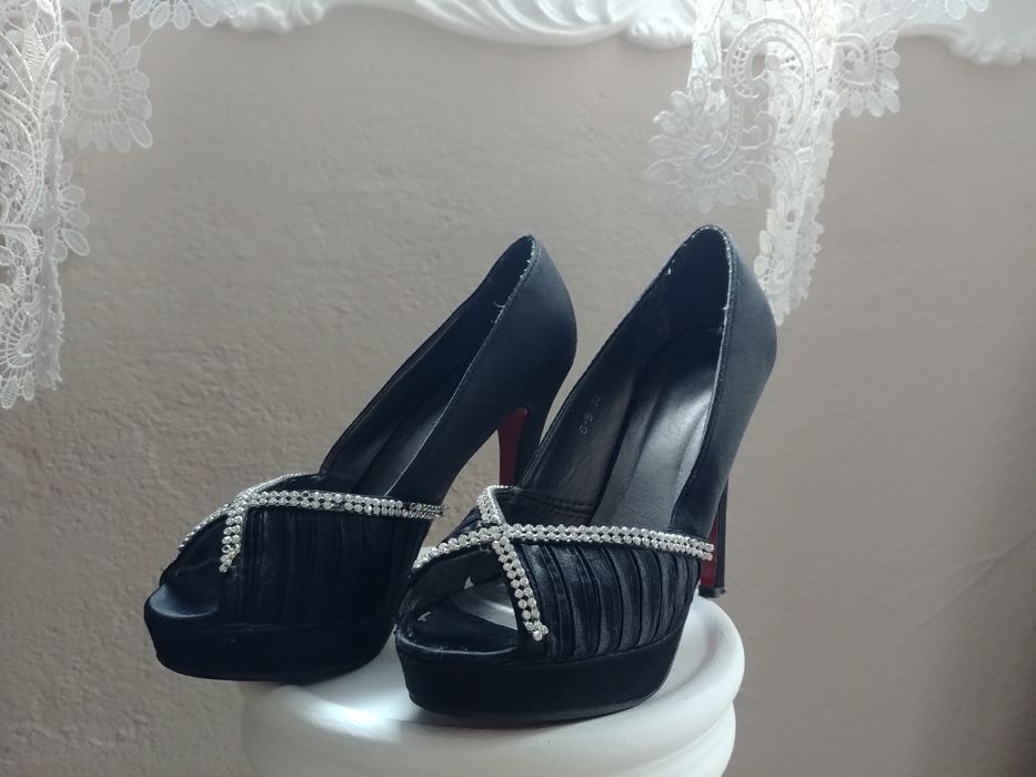 Szpilki półbuty rozmiar 38 platforma czarne czerwona podeszwa cyrkonie