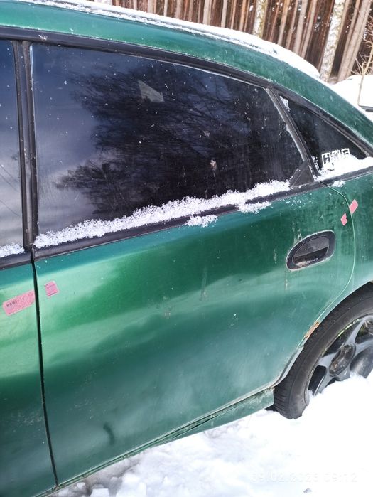 Продам двері на мазду 323f хороший стан