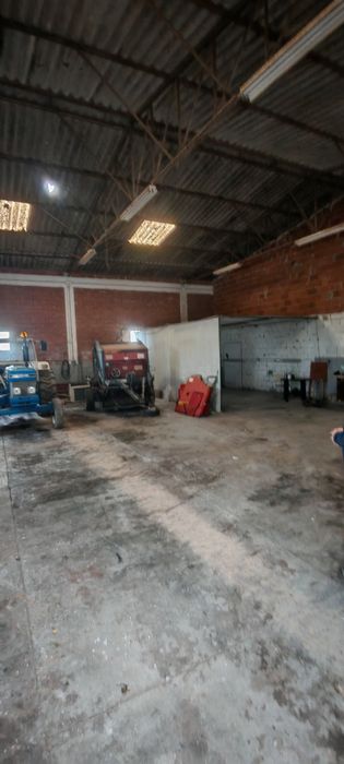 Arrenda se armazém 200m2