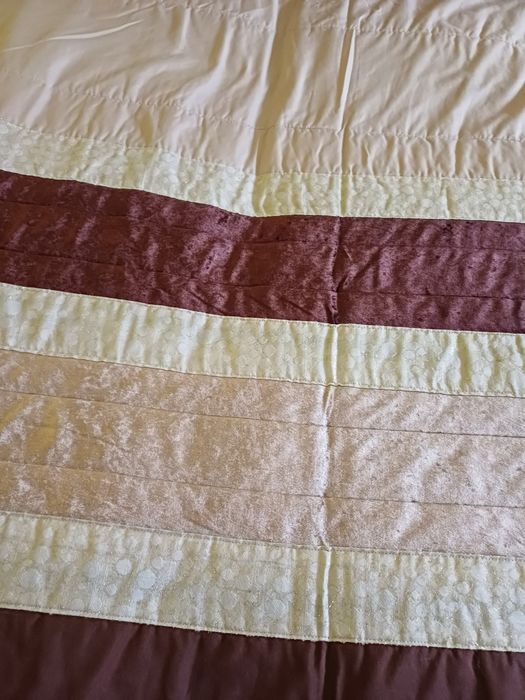 Coberta cama de casal +4 almofadas. 15 euros.