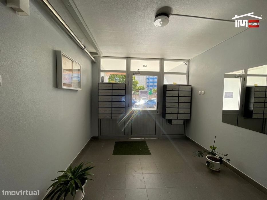 T1 remodelado no R\C, com Coz. Semi- Equipada, Despensa, em Santo A...