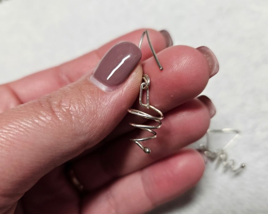 Brincos em prata em forma de espiral (NOVOS)

Os brincos medem 4cm

Em