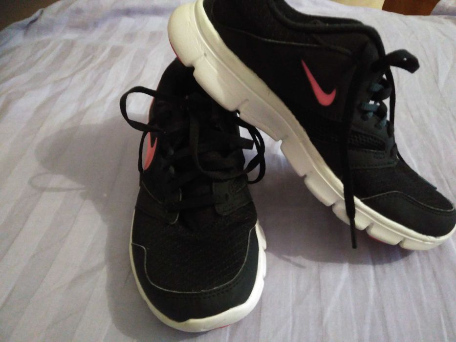 czarne buty sportowe marki nike