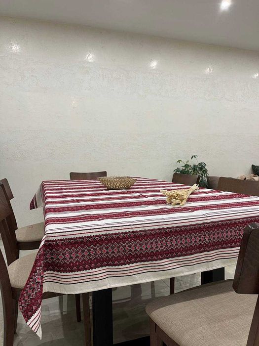 Вишита скатертина до святкового столу