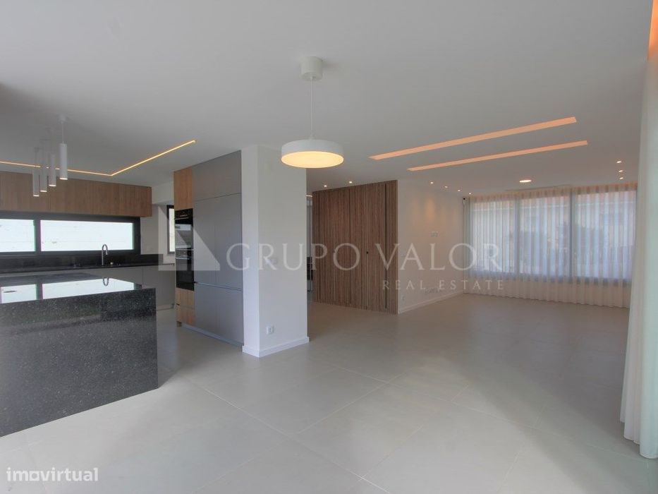 Moradia T4 com Piscina - Funchalinho