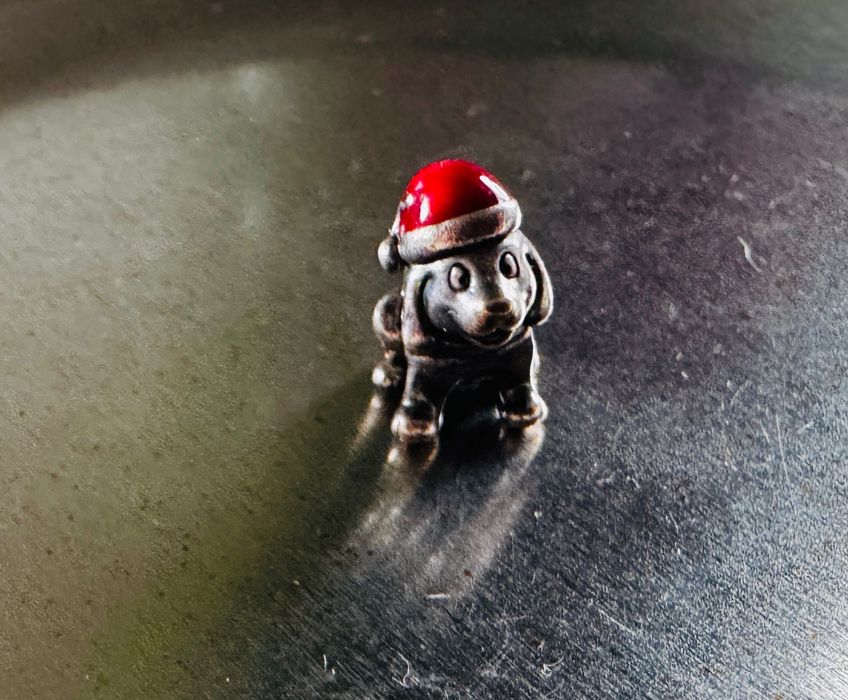 Charms Pandora – Piesek w czapce Świętego Mikołaja
